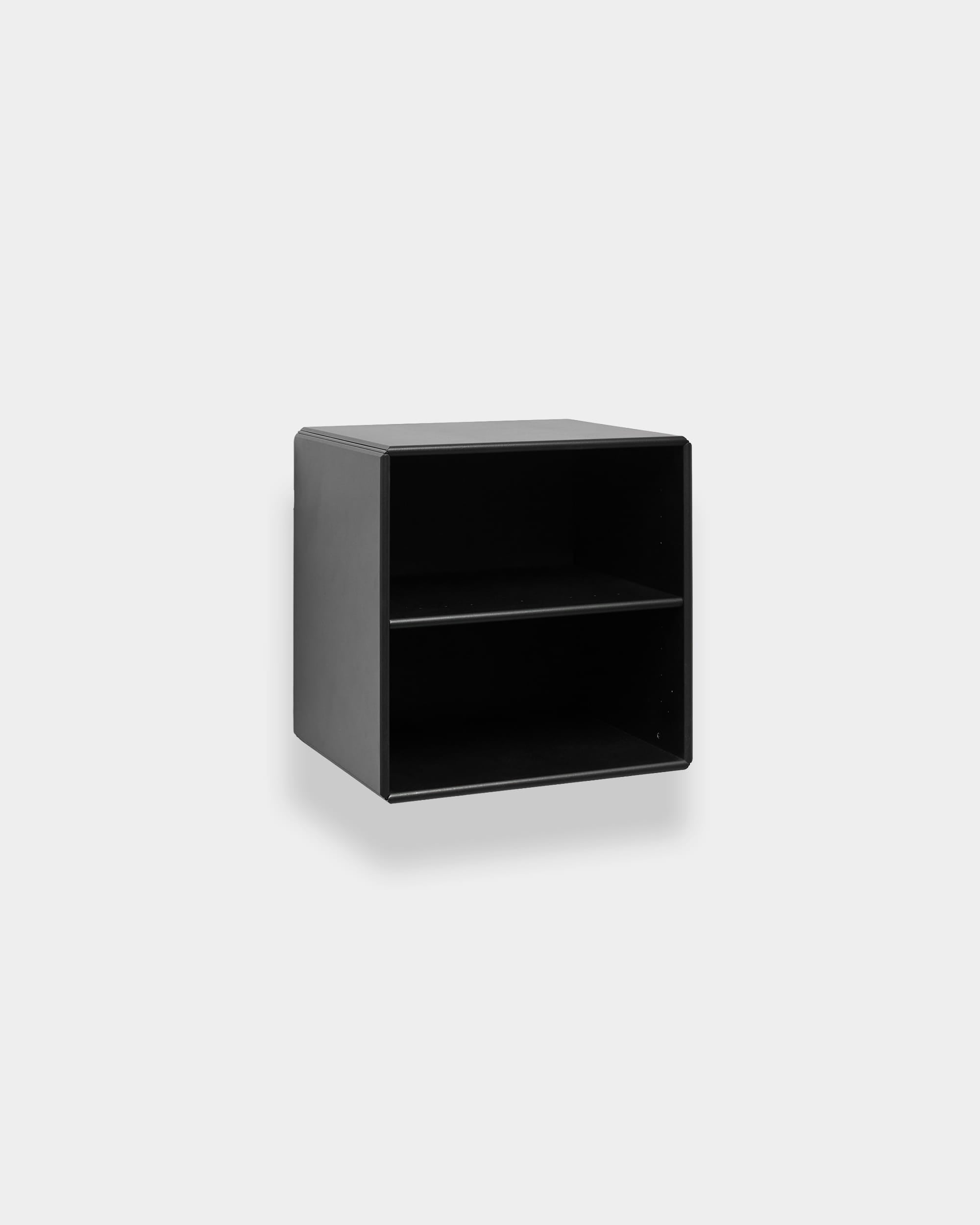 Libreria WoodUpp Arka in nero con due scomparti aperti, modulare e a parete, raffigurata su uno sfondo grigio chiaro.
